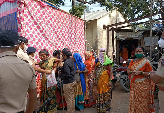 आत्मदहनाच्या तयारीत असणाऱ्या कामगारांना पोलिसांनी घेतले ताब्यात