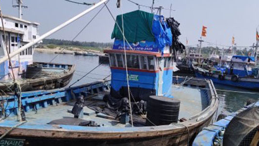 रत्नागिरी समुद्रात पर्ससीन मासेमारी सुरूच
