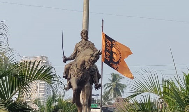 छत्रपती शिवाजी महाराजांच्या पुतळ्यावर छत्री लावण्याची मागणी