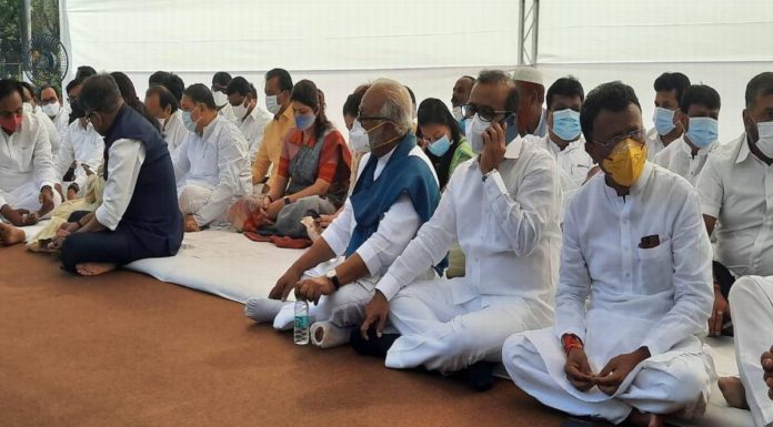 मुंबईत महाविकास आघाडीचे धरणे आंदोलन
