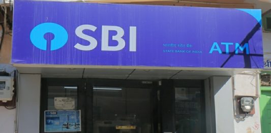 ATM: एटीएममधून दर महिन्याला किती वेळा फ्रीमध्ये काढू शकतो पैसे
