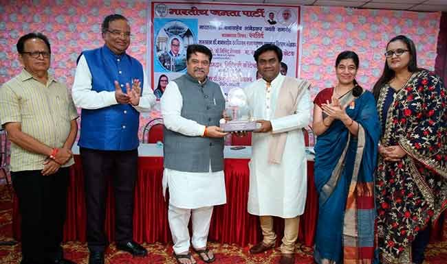 नंदेश उमप यांना भारतरत्न डॉ. आंबेडकर समाजरत्न पुरस्कार प्रदान