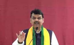 फडणवीसांच्या वाढदिनी बॅनरबाजी, जाहिराती नको