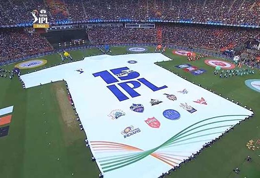आयपीएलच्या अंतिम सामन्यापूर्वी भव्य जर्सी मैदानात सादर