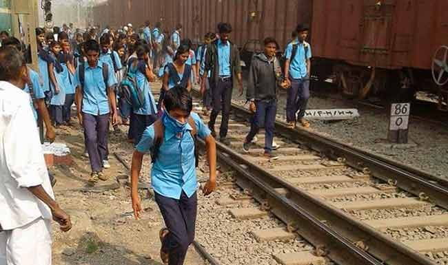 नेरळ स्थानकात अपघात रोखण्यासाठी बॅरिकेड्सची गरज