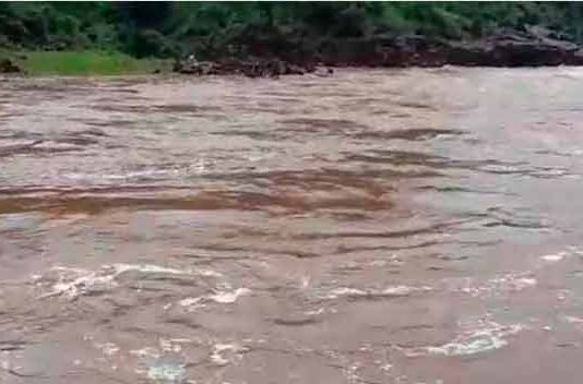 वाघ नदीतून सावटपाडा ग्रामस्थांचा जीवघेणा प्रवास