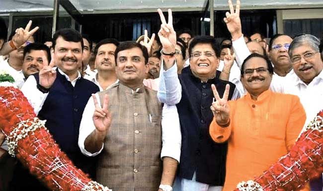 अकेला देवेंद्र क्या कर सकता है...…