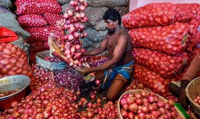 आदिवासींची बाजारातून कांदे,सुके मासे, लसणाची साठवणूक