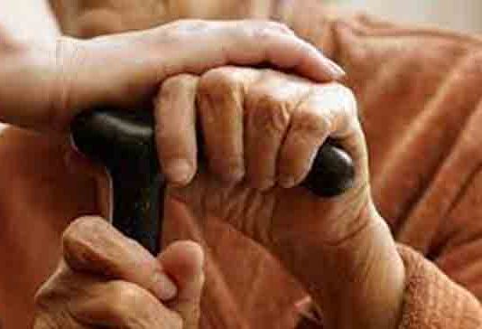 घरातील ज्येष्ठ सदस्यांना सांभाळणे सर्वांचेच आद्यकर्तव्य!