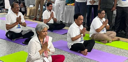 नारायण राणेंनी फुगेवाडी मेट्रो स्थानकात सांगितले योगाचे महत्व