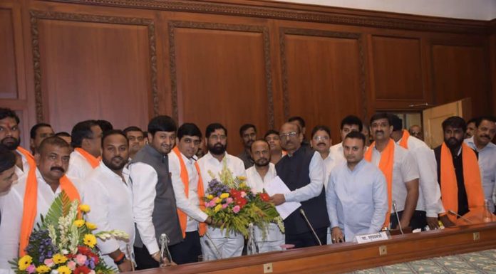 ठाकरेंना धक्का; आमदार, नेते, पदाधिकारी, कार्यकर्ते शिंदे गटात