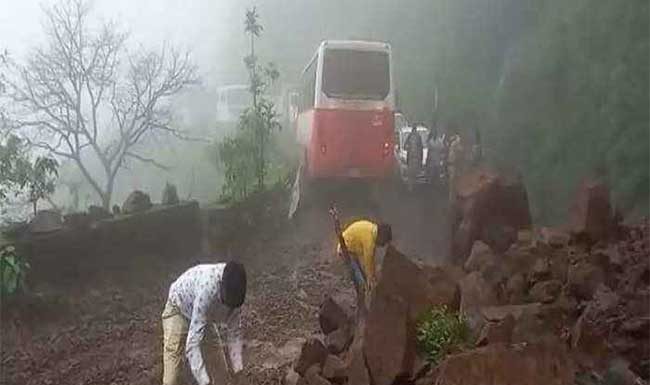 अणुस्कुरा घाटात पुन्हा दरड कोसळली