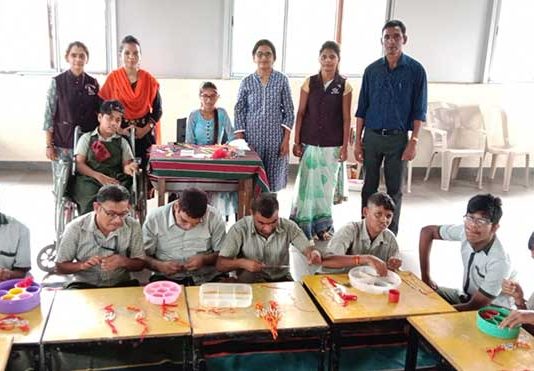 पेणच्या दिव्यांग विद्यार्थ्यांच्या राख्यांना विशेष मागणी