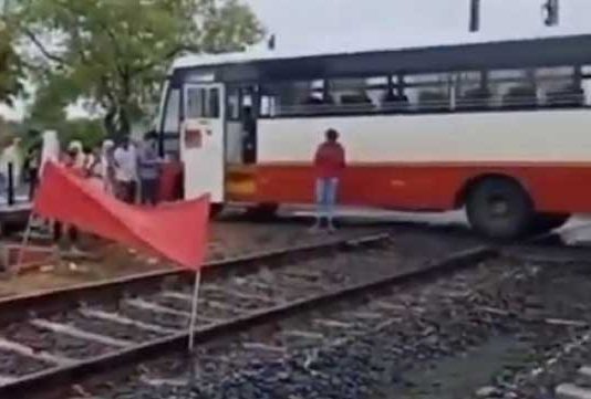 अमरावतीत रेल्वे क्रॉसिंगवर बस बंद पडली, काझीपेठ एक्स्प्रेसचा खोळंबा