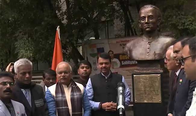 मॉस्को येथे लोकशाहीर अण्णा भाऊ साठेंच्या पुतळ्याचे फडणवीसांच्या हस्ते अनावरण