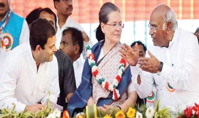 खर्गेंनी केली सोनियांसारखी चूक