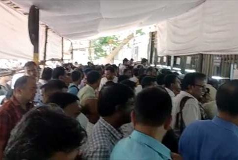 उष्माघाताच्या बळींनंतरही सरकारला शहाणपण येईना, मंत्रालयाबाहेर गर्दी