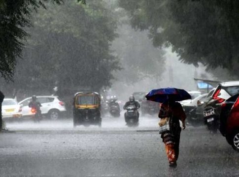 Mumbai Rain : मुंबईकरांना दिलासा! वरुणराजा बरसणार तर 'या' भागात वातावरण आणखी तापणार