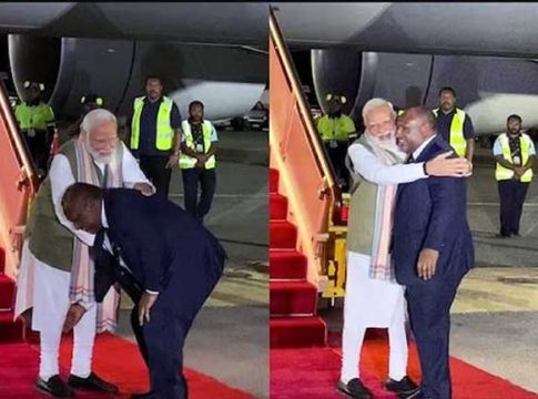 पापुआ न्यू गिनीच्या पंतप्रधानांकडून पंतप्रधान नरेंद्र मोदींचे चरणस्पर्श करून स्वागत