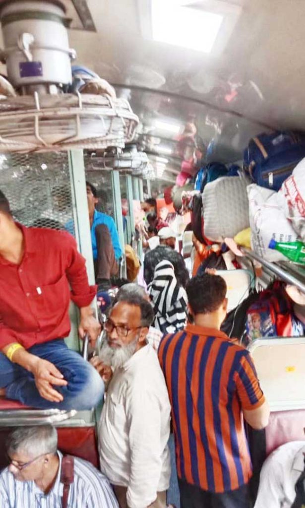 रेल्वेगाड्या फुल्ल; उन्हाळी सुट्टीचा प्रवास गर्दीतून!