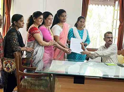 'द केरला स्टोरी' चित्रपट करमुक्त करण्यासाठी महिलांचा पुढाकार!