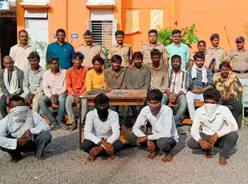 Cruelty : मालकाने कामाला जुंपून ठेवलंय; असं तसं नव्हे तर चक्क साखळदंडाने बांधून!