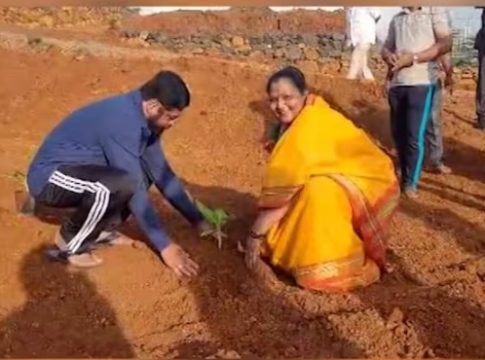 CM Eknath Shinde: ट्रॅक पँट आणि ब्ल्यु टी शर्ट....मुख्यंमत्री रमले गावच्या शेतीत