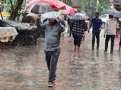 Mumbai Rain Update: मुंबईकरांना अवकाळी पाऊसाने झोडपले,  'या' भागात यलो अलर्ट
