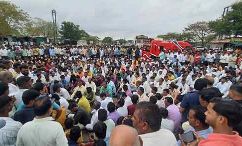 Rasta Roko protest : तीन युवकांच्या अपघाती मृत्यूनंतर शिरवाडे फाट्यावर संतप्त नागरिकांचा रास्ता रोको