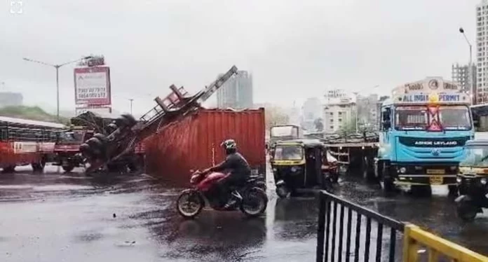 traffic police : रस्त्यावर पडलेला कंटेनर हटवण्यास वाहतूक पोलिसांना यश