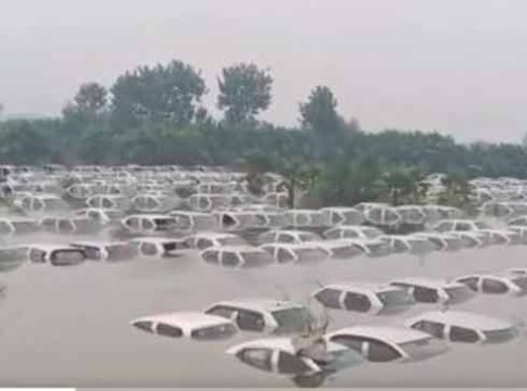 Flood in Noida : नोएडात जलप्रलय! शेकडो वाहने बुडाली!