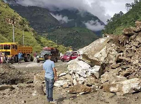 Uttarakhand landslide : उत्तराखंडमध्ये पुन्हा एकदा भूस्खलन; १३ जण बेपत्ता