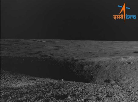 Chandrayaan-3:चांद्रयान ३च्या रोव्हरच्या वाटेत आला मोठा खड्डा, प्रज्ञानने बदलला असा मार्ग