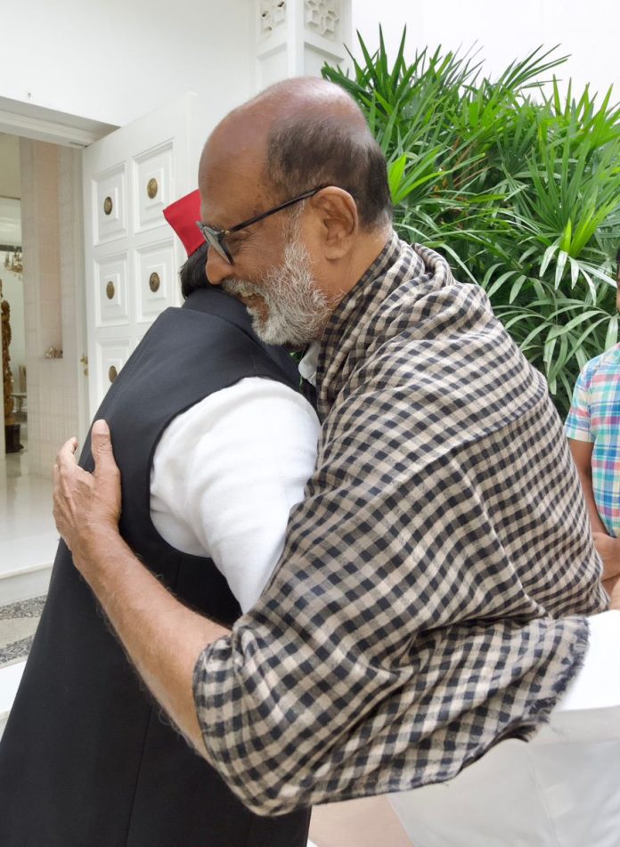 मुख्यमंत्री योगी आदित्यनाथ यांच्यानंतर अखिलेश यादवना भेटले रजनीकांत, चर्चेला उधाण