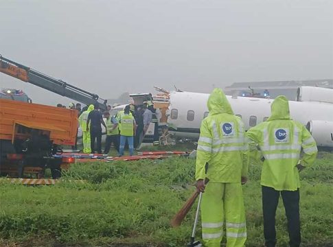 Charter plane: मुंबई एअरपोर्टवर चार्टर प्लेनला अपघात, २ जखमी