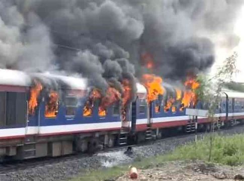 Ahmednagar Railway Fire : अहमदनगरमध्ये आष्टी रेल्वेला भीषण आग