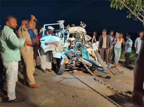 Beed Ambulance Accident : रुग्णाला इस्पितळात नेण्याआधीच रुग्णवाहिकेचा भीषण अपघात; चालकासह चार जणांचा मृत्यू