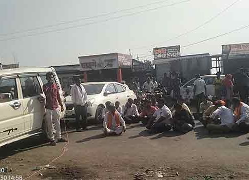 मराठा आरक्षण आंदोलन पेटले, भातकुडगाव फाट्यावर दोन तास रास्ता रोको आंदोलन