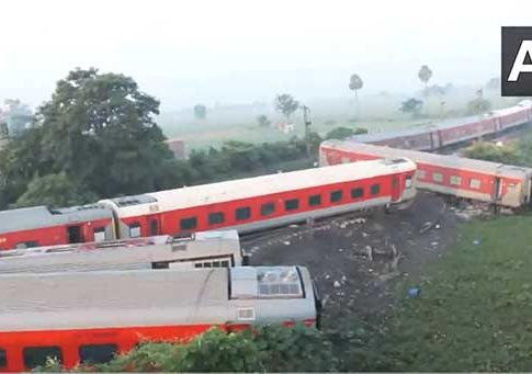 Train Accident: बिहारमध्ये नॉर्थ ईस्ट एक्सप्रेसचे २१ डबे रूळावरून घसरले, ४ जणांचा मृत्यू