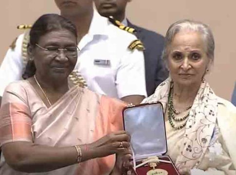 वहिदा रेहमान यांना दादासाहेब फाळके पुरस्कार प्रदान