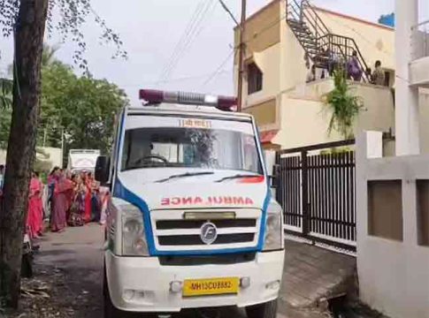 दोन ॲम्ब्युलन्स उभ्या तरीही चिमुकल्याच्या मृतदेहाची फरफट