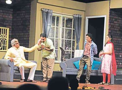Marathi Natak : कोट्यधीशांचा विपर्यासी विनोद ‘राजू बन गया झंटलमन...!’