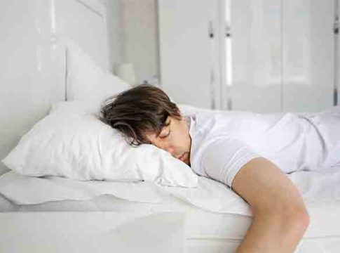 Health: तुम्हालाही रात्रीच्या वेळेस झोपताना खूप घाम येतो का? तर व्हा सतर्क
