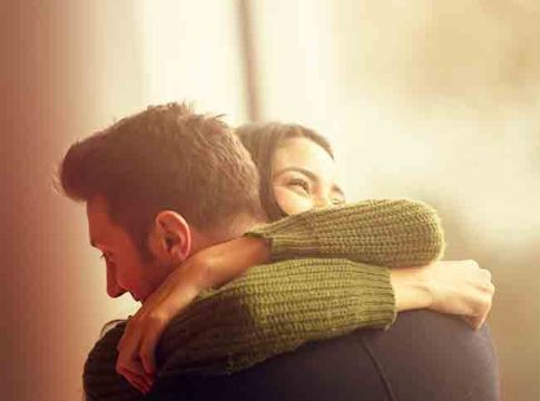 Hug Day: मिठी मारल्याने शरीरात कोणते बदल होतात?