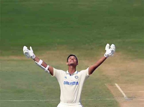 AUS vs IND: षटकारासह यशस्वीचे दमदार शतक, भारताकडे अडीचशे पार आघाडी