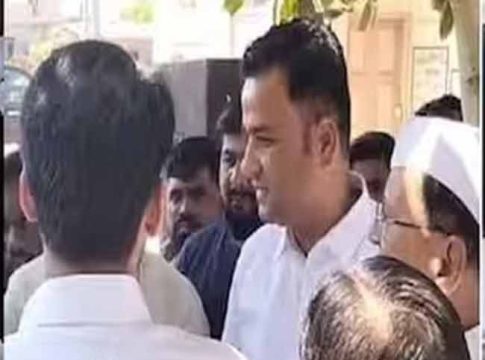 राष्ट्रवादीच्या कार्यकर्त्यांचा युगेंद्र पवारांना घेराव