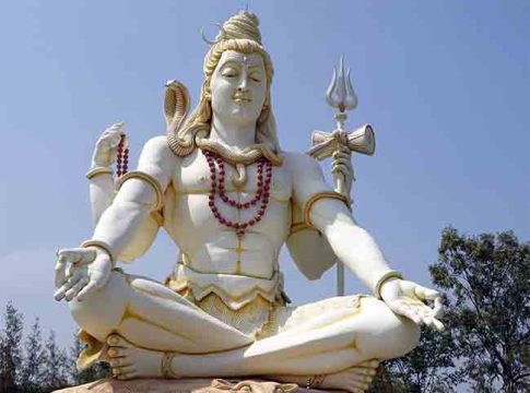 महाशिवरात्रीला भगवान शंकराला अर्पण करा या ४ गोष्टी
