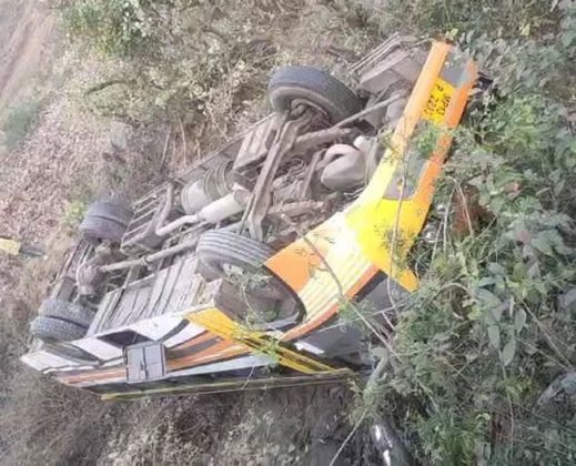 Bus Accident : ट्रकला ओव्हरटेक करताना बसचा भीषण अपघात! २१ पोलीस जखमी