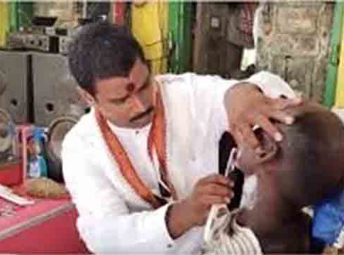 Loksabha Election 2024: मतांसाठी काहीपण! प्रचारासाठी उमेदवाराने हाती घेतला वस्तरा