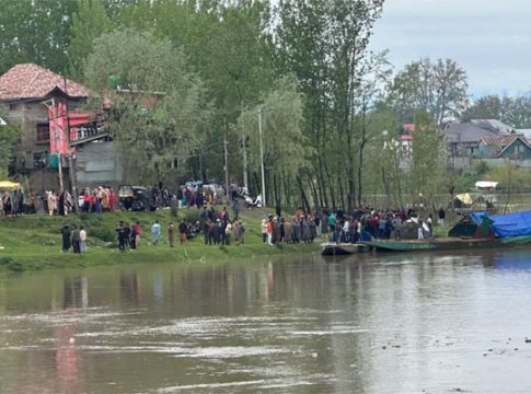 Srinagar News : श्रीनगरच्या झेलम नदीत बोट उलटल्याने चार जणांचा मृत्यू